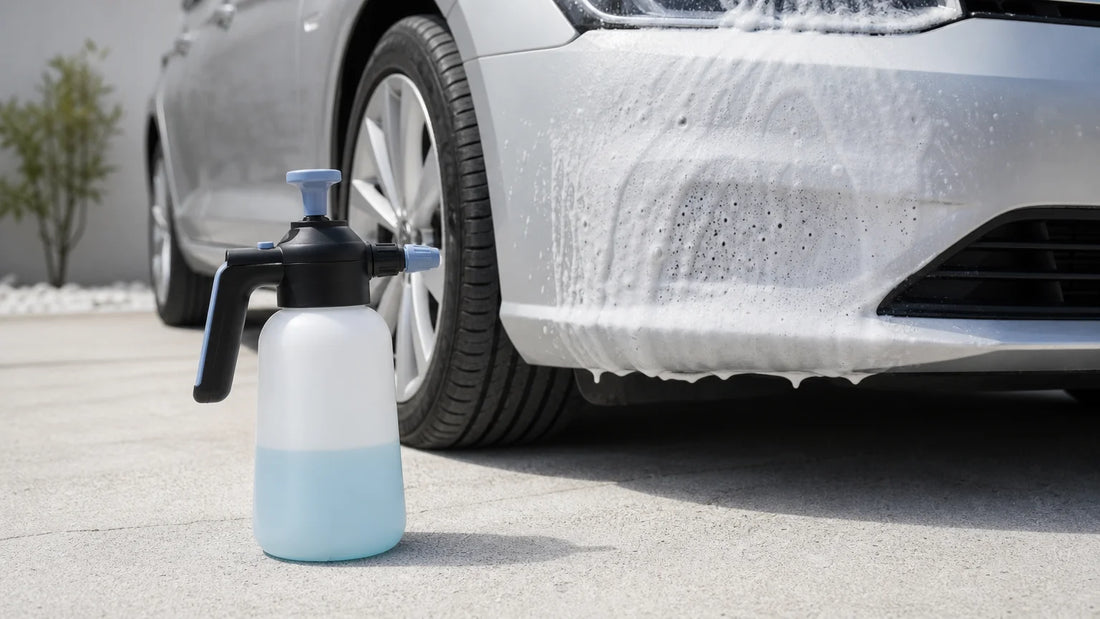Mousse active appliquée sur une voiture avant le lavage
