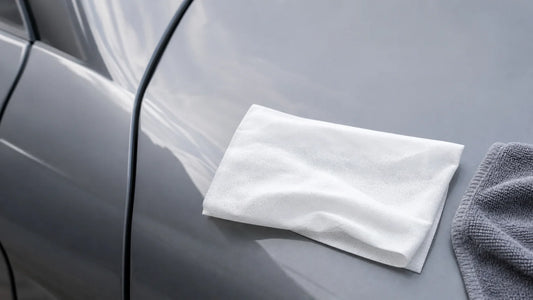 Lingette de nettoyage automobile près d’une carrosserie propre