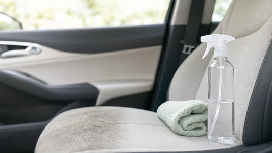 Nettoyant multi-surfaces et microfibre sur une surface automobile