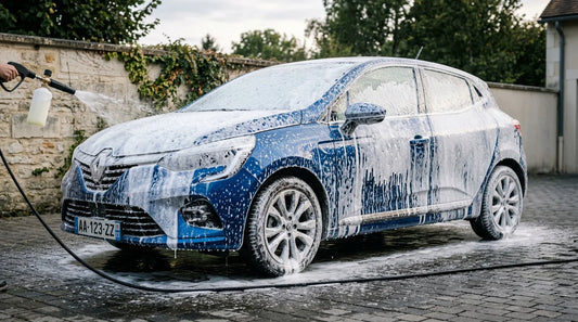 Voiture couverte de mousse active blanche lors du prélavage