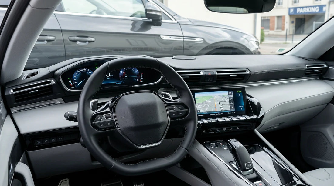 Intérieur de voiture propre et brillant après entretien